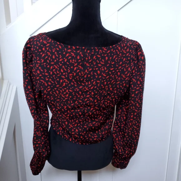 Black and Red Patterned Cropped Long Sleeve Blouse - Picture 3 of 6